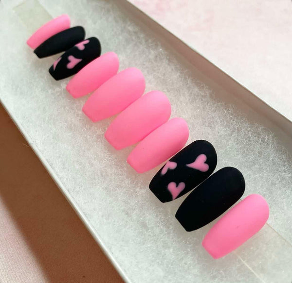 Load image into Gallery viewer, Short coffin false nails in neon pink and black, with a pink heart design on two nails, displayed in a white presentation box.