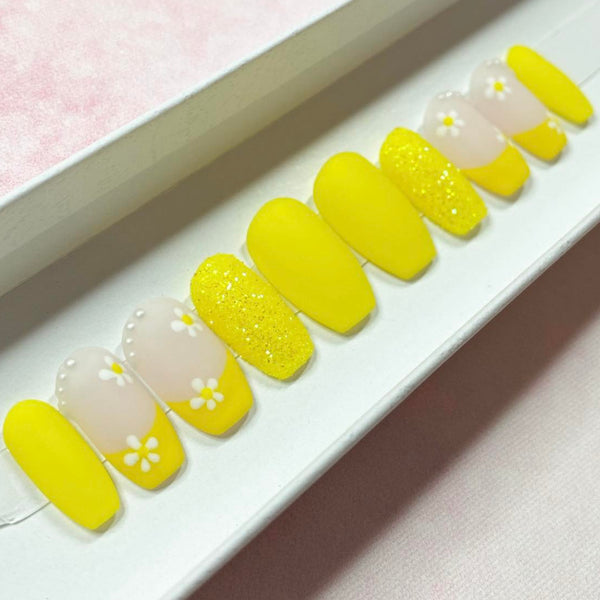 Load image into Gallery viewer, Short coffin handmade false nails featuring a yellow French tip design with a delicate daisy design and tiny white pearls, in a white presentation box.