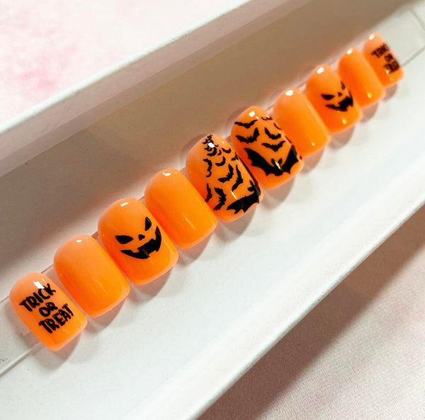 Load image into Gallery viewer, "Trick Or Treat" Glow In The Dark