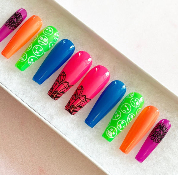 Load image into Gallery viewer, "Glow In The Dark Party-Festival" Neon Smiley - illuminatebyliana