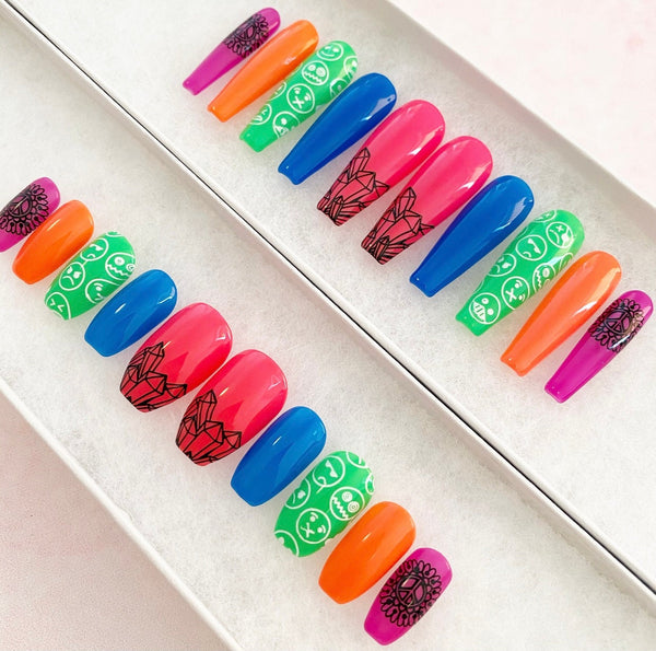 Load image into Gallery viewer, "Glow In The Dark Party-Festival" Neon Smiley - illuminatebyliana